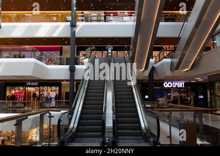 Rolltreppen im Einkaufszentrum. Einkaufszentrum in Ganja Stadt Aserbaidschan: 10. September 2021. Stockfoto