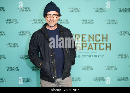 Berlin, Deutschland. Oktober 2021. Lucas Gregorowicz kommt zur Sondervorführung von „The French Dispatch“ bei Kino International. Quelle: Annette Riedl/dpa/Alamy Live News Stockfoto