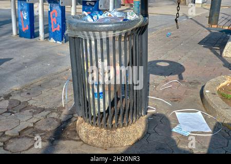 Voll gefüllter Abfalleimer in istanbul kadikoy. Einige von ihnen stehen auf dem Boden. istanbul türkei . Stockfoto