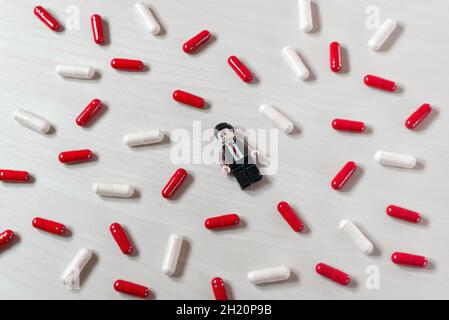 Mann unter Depression. Illustratives Editorial. 04. Oktober 2021 Stockfoto