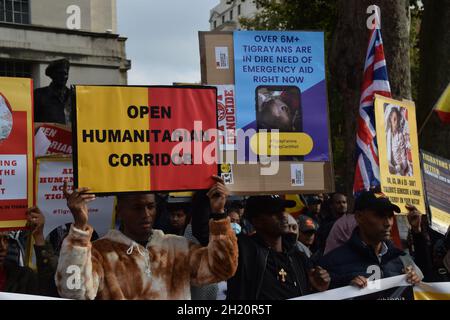 London, Großbritannien. Oktober 2021. Demonstranten versammelten sich vor der Downing Street, um gegen den sogenannten „Völkermord-Krieg“ Äthiopiens und Eritreas in der Region Tigray zu protestieren und forderten das Vereinigte Königreich und die internationale Gemeinschaft auf, dem Volk von Tigray zu helfen. Stockfoto