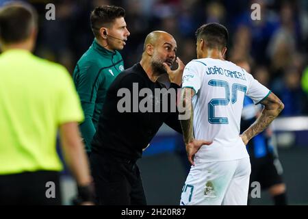 BRÜGGE, BELGIEN - 19. OKTOBER: Trainer Pep Guardiola aus Manchester City im Gespräch mit Joao Cancelo aus Manchester City während des Spiels der Gruppe A - UEFA Champions League zwischen dem Club Brugge KV und Manchester City im Jan Breydelstadion am 19. Oktober 2021 in Brügge, Belgien (Foto: Jeroen Meuwsen/Orange Picches) Stockfoto