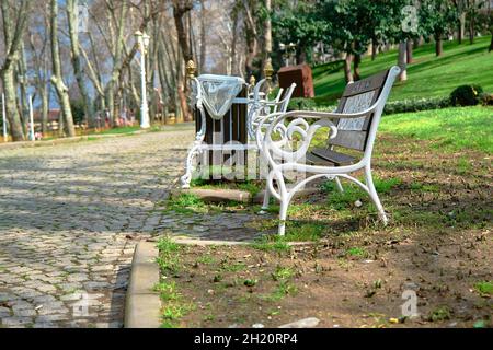 Gulhane Park in istanbul an sonnigen Tagen mit weißer Sitzbank und Abfalleimer Stockfoto