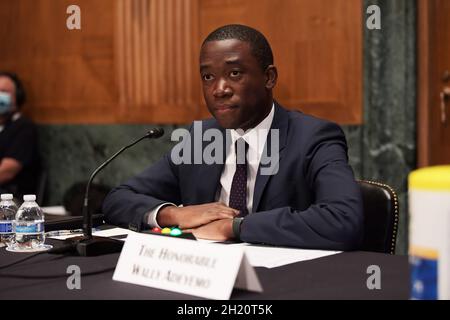 Washington, Usa. Oktober 2021. Wally Adeyemo, die stellvertretende Finanzministerin, bezeugte vor dem Ausschuss für Banken, Wohnungsbau und städtische Angelegenheiten des Senats während einer Anhörung über die Überprüfung der Sanktionspolitik des Finanzministeriums im Dirksen Senate Office Building in Washington. Kredit: SOPA Images Limited/Alamy Live Nachrichten Stockfoto