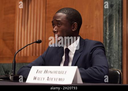 Washington, Usa. Oktober 2021. Wally Adeyemo, die stellvertretende Finanzministerin, bezeugte vor dem Ausschuss für Banken, Wohnungsbau und städtische Angelegenheiten des Senats während einer Anhörung über die Überprüfung der Sanktionspolitik des Finanzministeriums im Dirksen Senate Office Building in Washington. Kredit: SOPA Images Limited/Alamy Live Nachrichten Stockfoto