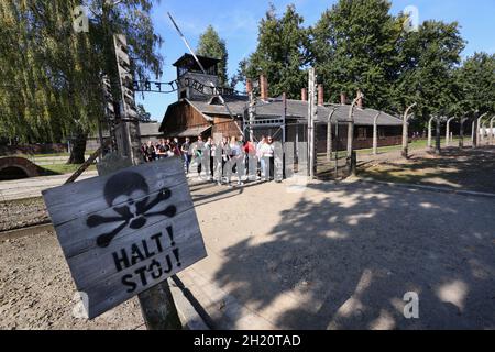 Oswiecim. Polen. Auschwitz-Birkenau, ehemaliges Nazi-Vernichtungslager Auschwitz in Oswiecim. Polen. Touristen kommen durch das Tor 'Arbeit macht frei'. Stockfoto