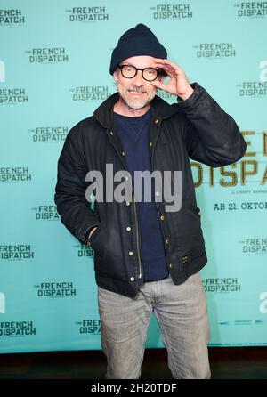 Berlin, Deutschland. Oktober 2021. Lucas Gregorowicz kommt zur Sondervorführung von „The French Dispatch“ bei Kino International. Quelle: Annette Riedl/dpa/Alamy Live News Stockfoto