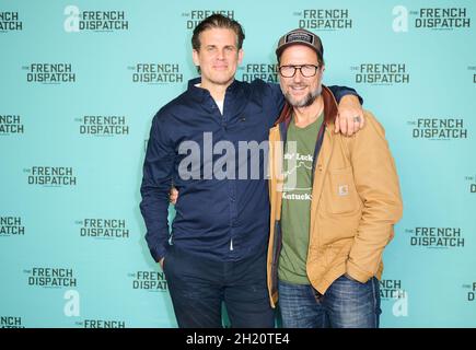 Berlin, Deutschland. Oktober 2021. Steffen Groth und Markus Knüfken kommen zur Special Screening 'The French Dispatch' bei Kino International. Quelle: Annette Riedl/dpa/Alamy Live News Stockfoto