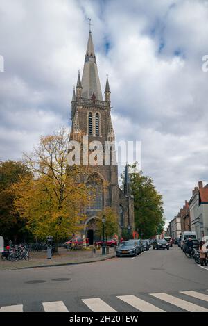Kirche der Heiligen Magdalena (Niederländisch: Heilige Magdalenakerk) im Zentrum der Stadt Brügge (Niederländisch: Brügge) an einem Herbsttag Stockfoto