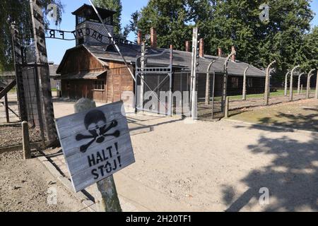 Oswiecim. Polen. Gedenkstätte und Museum Auschwitz-Birkenau, ehemaliges Nazi-Vernichtungslager Auschwitz in Oswiecim, Polen. Das Tor 'Arbeit macht frei'. Stockfoto