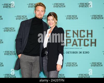 Berlin, Deutschland. Oktober 2021. Nina Klein begleitet Tim bei der Sondervorführung von „The French Dispatch“ bei Kino International. Quelle: Annette Riedl/dpa/Alamy Live News Stockfoto