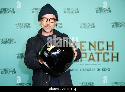 Berlin, Deutschland. Oktober 2021. Lucas Gregorowicz kommt zur Sondervorführung von „The French Dispatch“ bei Kino International. Quelle: Annette Riedl/dpa/Alamy Live News Stockfoto