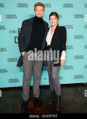 Berlin, Deutschland. Oktober 2021. Nina Klein begleitet Tim bei der Sondervorführung von „The French Dispatch“ bei Kino International. Quelle: Annette Riedl/dpa/Alamy Live News Stockfoto