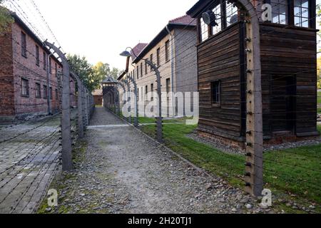 Oswiecim. Polen. Gedenkstätte und Museum Auschwitz-Birkenau, ehemaliges Nazi-Vernichtungslager Auschwitz in Oswiecim, Polen. Baracken und elektrifizierte Zäune. Stockfoto