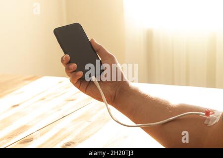 Mann mit Smartphone. Suchtkonzept für Mobiltelefone. Stockfoto