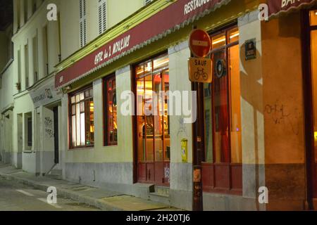 FRANKREICH, PARIS. 20.02.2012. Sehr süße, farbenfrohe und pinke Café-Fassade in der Pariser Straße während der Nacht. Stockfoto