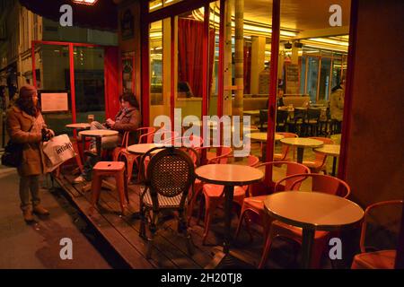 FRANKREICH, PARIS. 20.02.2012. Sehr süße, farbenfrohe und pinke Café-Fassade in der Pariser Straße während der Nacht. Stockfoto