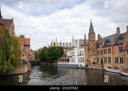 Von Rozenhoedkaai, einer der berühmtesten Touristenattraktionen in der historischen Stadt Brügge, aus gesehen, bietet sich eine malerische Aussicht auf historische Gebäude Stockfoto