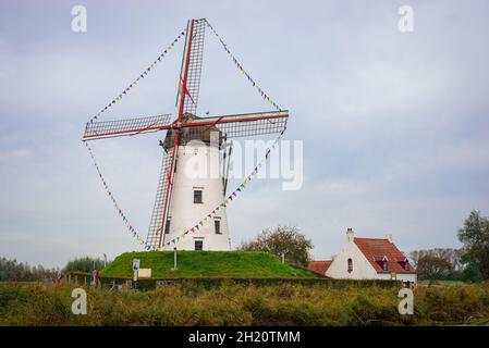 Malerische Windmühle Schellemolen in der kleinen Stadt Damme, in der Nähe der historischen Stadt Brügge in Flandern, Belgien Stockfoto