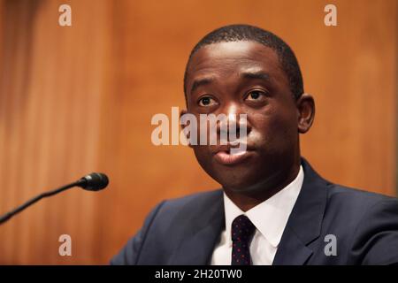 Washington, Usa. Oktober 2021. Wally Adeyemo, die stellvertretende Finanzministerin, bezeugte vor dem Ausschuss für Banken, Wohnungsbau und städtische Angelegenheiten des Senats während einer Anhörung über die Überprüfung der Sanktionspolitik des Finanzministeriums im Dirksen Senate Office Building in Washington. (Foto von L Nolly/SOPA Images/Sipa USA) Quelle: SIPA USA/Alamy Live News Stockfoto