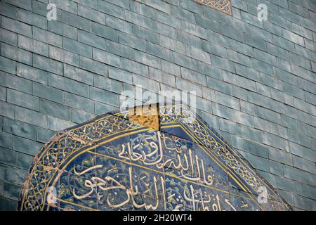 Arabische Buchstaben auf dem grünen Grab (Yesil Turbe) mit iznik-Keramik (cini) oder Kacheln überzogen Grabwand. Stockfoto