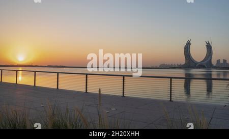 Lusail, Katar- 19. Oktober 2021: Die wunderschöne, neu entstehende Stadt mit vielen Wolkenkratzern, aufgenommen bei Sonnenaufgang Stockfoto