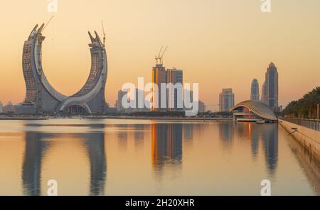 Lusail, Katar- 19. Oktober 2021: Die wunderschöne, neu entstehende Stadt mit vielen Wolkenkratzern, aufgenommen bei Sonnenaufgang Stockfoto