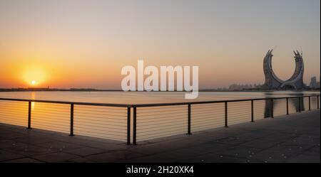 Lusail, Katar- 19. Oktober 2021: Die wunderschöne, neu entstehende Stadt mit vielen Wolkenkratzern, aufgenommen bei Sonnenaufgang Stockfoto