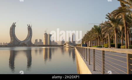 Lusail, Katar- 19. Oktober 2021: Die wunderschöne, neu entstehende Stadt mit vielen Wolkenkratzern, aufgenommen bei Sonnenaufgang Stockfoto