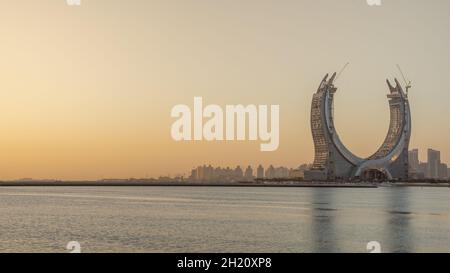 Lusail, Katar- 19. Oktober 2021: Die wunderschöne, neu entstehende Stadt mit vielen Wolkenkratzern, aufgenommen bei Sonnenaufgang Stockfoto