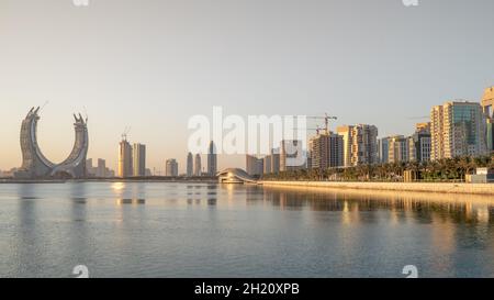 Lusail, Katar- 19. Oktober 2021: Die wunderschöne, neu entstehende Stadt mit vielen Wolkenkratzern, aufgenommen bei Sonnenaufgang Stockfoto