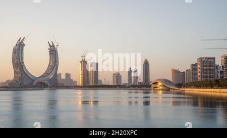 Lusail, Katar- 19. Oktober 2021: Die wunderschöne, neu entstehende Stadt mit vielen Wolkenkratzern, aufgenommen bei Sonnenaufgang Stockfoto