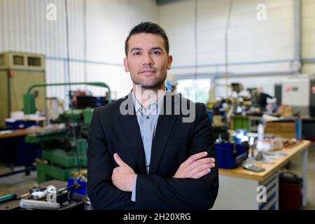 Ernsthafter Geschäftsmann, der die Kamera anschaut Stockfoto