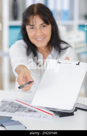 Immobilienmakler bittet um Zustimmung Stockfoto