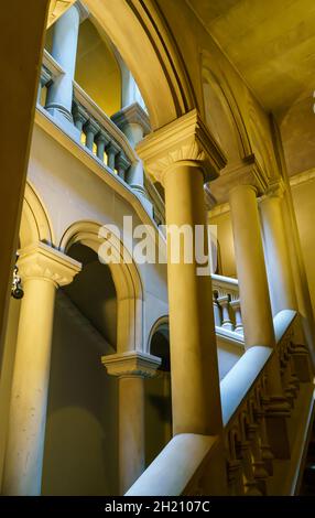 Schönes und kunstvoll geschnitztes handgemachtes Treppenhaus in Penrhyn Castle, einem weitläufigen Landhaus in Llandygai, Bangor, Wales, Großbritannien Stockfoto