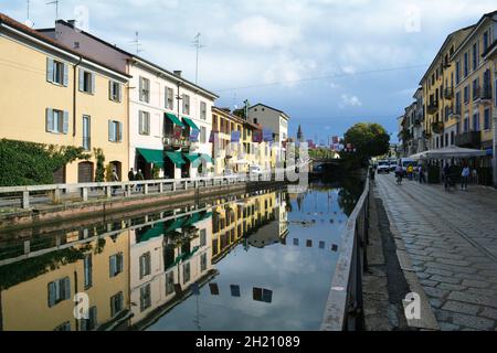 Stadtbild in einem alten Viertel entlang des Naviglio Grande Kanals in Mailand tagsüber. Stockfoto