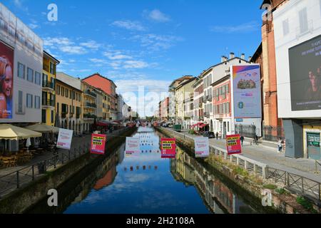 Stadtbild in einem alten Viertel entlang des Naviglio Grande Kanals in Mailand tagsüber. Stockfoto