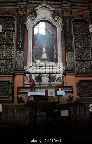 Beinhaus in der Kirche San Bernardino alle Ossa. Stockfoto