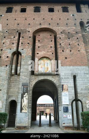 Eines der vier Eingangstore zur Burg von Sforza (Castello Sforzesco), über dem das Wappen des Hauses Sforza eingraviert ist. Stockfoto