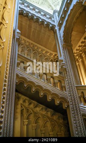 Schönes und kunstvoll geschnitztes handgemachtes Treppenhaus in Penrhyn Castle, einem weitläufigen Landhaus in Llandygai, Bangor, Wales, Großbritannien Stockfoto