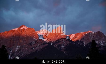 Morgenlicht auf den Rundle Range Mountains vom Higashikawa Friendship Trail, Canmore, Alberta, Kanada Stockfoto