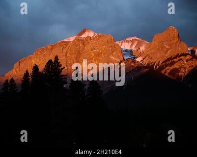 Morgenlicht auf den Rundle Range Mountains vom Higashikawa Friendship Trail, Canmore, Alberta, Kanada Stockfoto