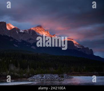 Morgenlicht auf den Rundle Range Mountains vom Higashikawa Friendship Trail, Canmore, Alberta, Kanada Stockfoto