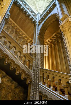 Schönes und kunstvoll geschnitztes handgemachtes Treppenhaus in Penrhyn Castle, einem weitläufigen Landhaus in Llandygai, Bangor, Wales, Großbritannien Stockfoto