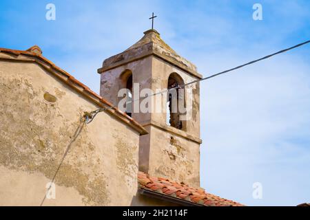 Die etruskische Stadt Populonia ist bekannt für Nekropolen, alte Ruinen, Burg und Meer Stockfoto