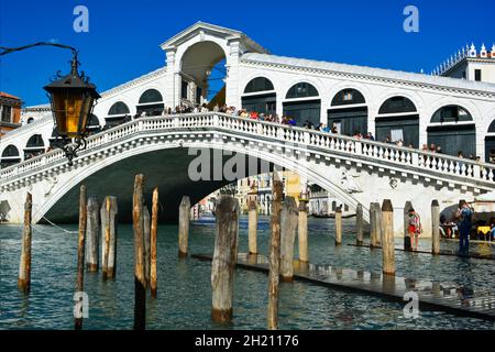 Menschenmenge, die an der berühmten Rialtobrücke steht. Stockfoto