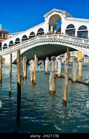 Menschenmenge, die an der berühmten Rialtobrücke steht. Stockfoto