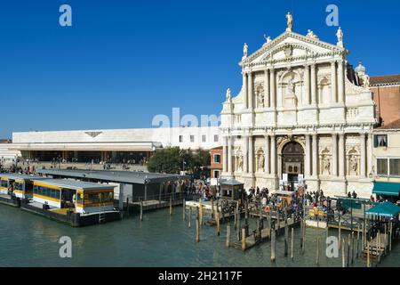 Blick auf den Kanal mit Blick auf die Kirche Santa Maria di Nazareth und den Bahnhof Venezia Santa Lucia. Stockfoto