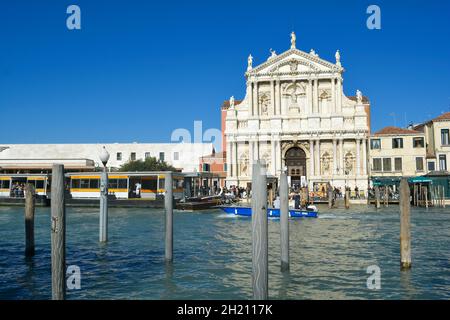 Blick auf den Kanal mit Blick auf die Kirche Santa Maria di Nazareth und den Bahnhof Venezia Santa Lucia. Stockfoto