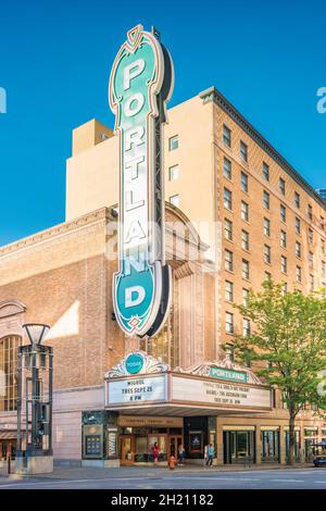 Festzelt in der Arlene Schnitzer Concert Hall in der Innenstadt von Portland, Oregon, USA Stockfoto